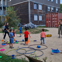 Sommer 2025 // Pop-Up Playground in der Unterkunft August-Schanz-Stra�e // Jonglage und Bewegungsspiele